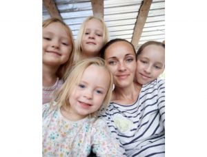 Молода матуся та чотири її доньки — волонтери